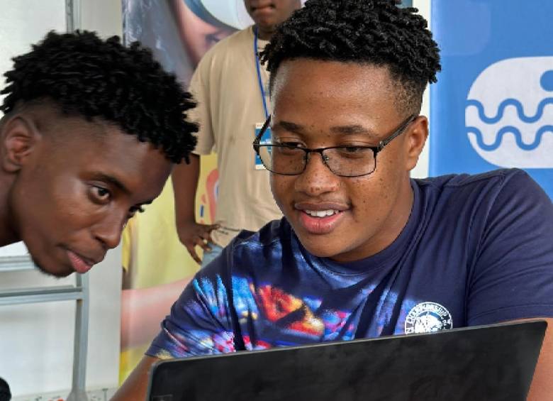 Participantes de Pacific Code presentan sus proyectos de programación en la maratón organizada por la Escuela de Robótica del Chocó y el CEA Colombia. FOTO cortesía