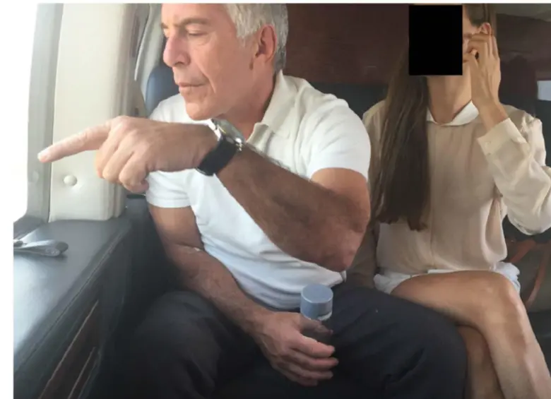 Jeffrey Epstein y otra mujer censurada. FOTO: House oversight committee