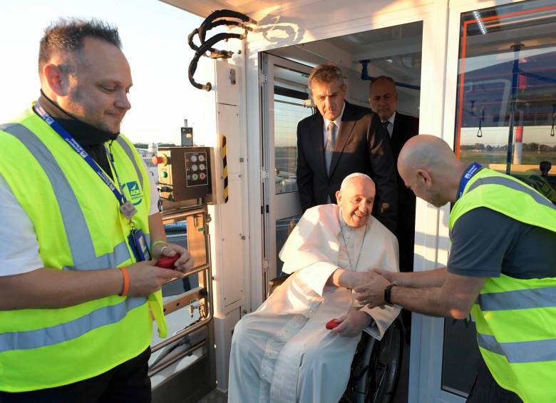 El Papa Francisco tuvo que viajar en silla de ruedas a Kazakistán por los problemas de rodilla que el impiden movilizarse. FOTO: EFE