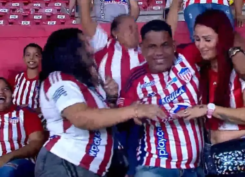 El hombre y sus dos comprometidas luego del “sí”. FOTO: Captura de video redes sociales @WinSportsTV