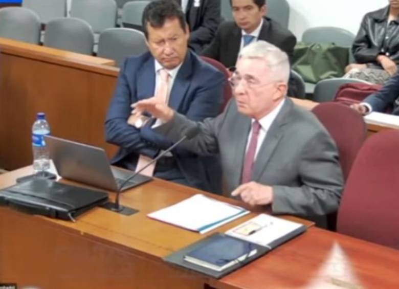 El expresidente Álvaro Uribe en juicio por soborno a testigos. FOTO: Captura de video