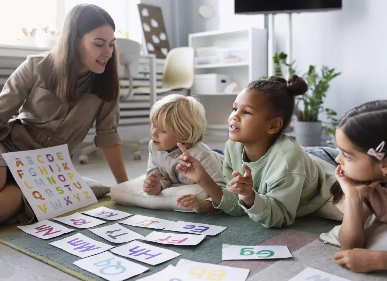 Establecer horarios de sueño, alimentación y juego puede contribuir a que los niños crezcan en entornos más seguros y estables. FOTO: Magnific.