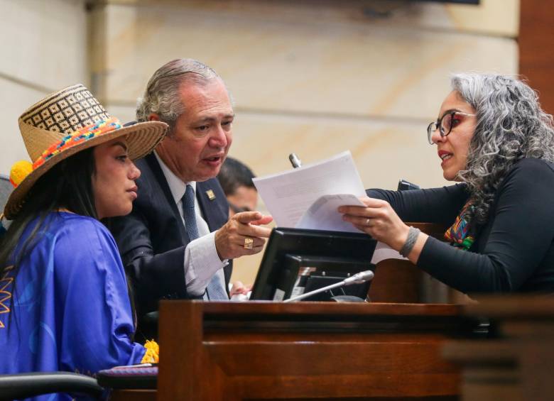 El presidente Iván Name (izquierda) escuchó la petición de la senadora María José Pizarro (derecha) y convocó a plenaria para sesionar en Semana Santa. La idea es acelerar el ritmo de la discusión. FOTO Colprensa