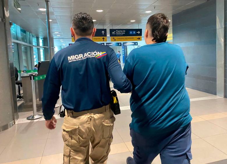 El colombiano fue detenido por Migración Colombia una vez aterrizó en el aeropuerto El Dorado de Bogotá. FOTO: Tomada de X @MigracionCol