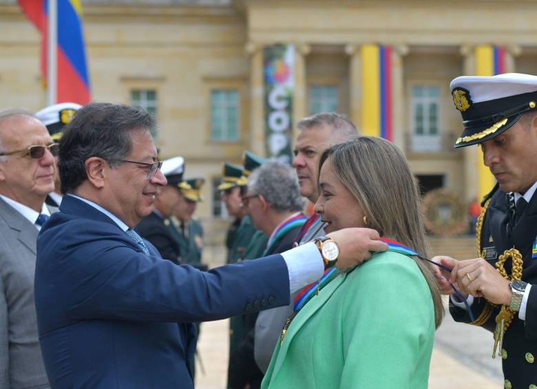 En el evento realizado en la Casa Militar, Gustavo Petro condecoró a oficiales del Ejército y la Policía, además de algunos excombatientes del M-19 que hacen parte de la UNP. Foto: Presidencia. 