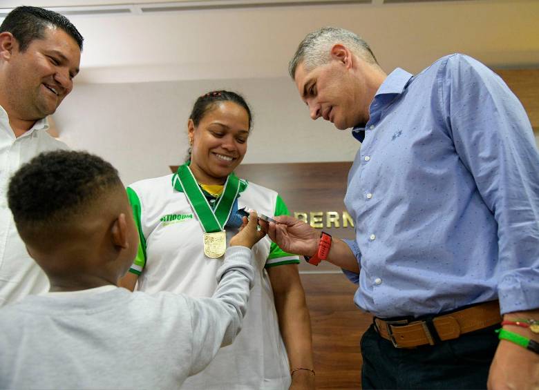 En la entrega del Escudo de Antioquia en categoría oro estuvo además la familia de la deportista. FOTO CORTESÍA