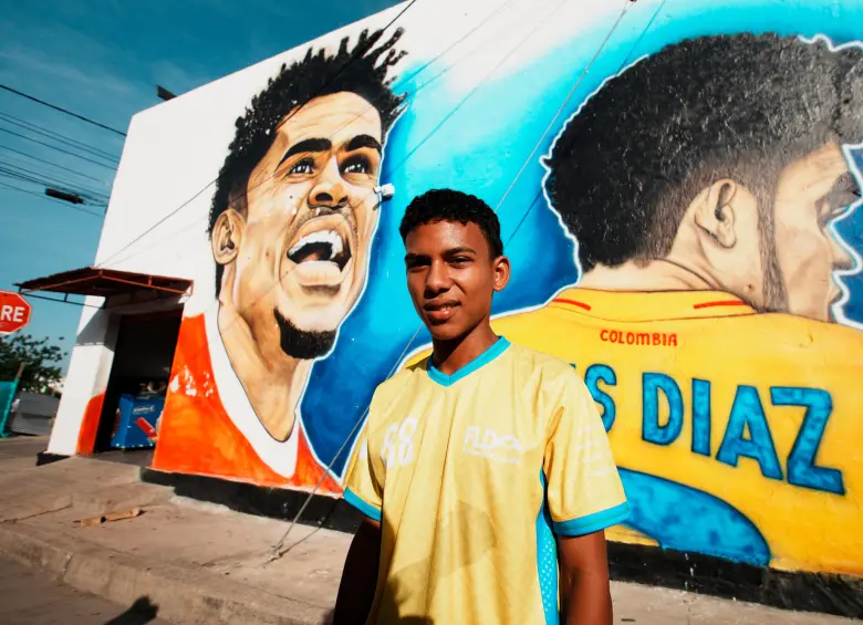Luis Díaz es fuente de inspiración para los jóvenes futbolistas de Barrancas, La Guajira. Foto Cortesía