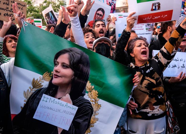 Iraníes han marchado en otras partes del mundo para rechazar la muerte de Mahsa Amini. FOTO: EFE