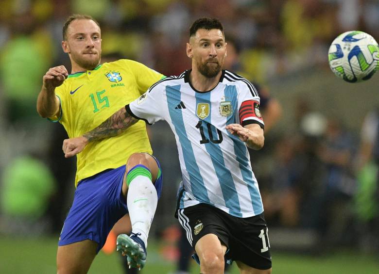 Messi en medio del partido diputando un balón. FOTO: CONMEBOL