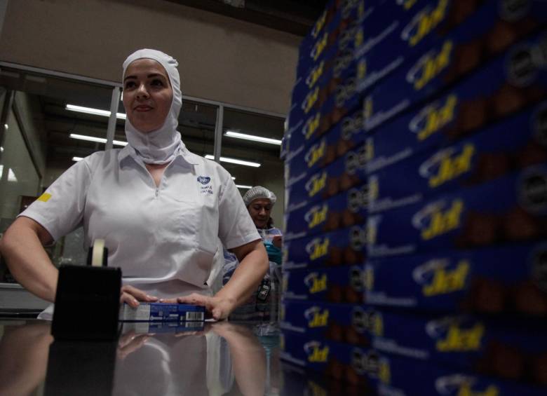 La Compañía Nacional de Chocolates produce 5 toneladas de chocolatinas Jet cada 8 horas y lo hacen con ayuda de robots y personal humano. FOTO: Colprensa - Camila Díaz.