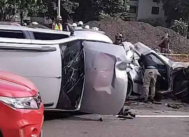 Según las investigaciones preliminares, los ocupantes de la motocicleta involucrada habrían cometido un robo a una persona minutos antes del accidente. FOTO: Redes sociales @PasaenBogota
