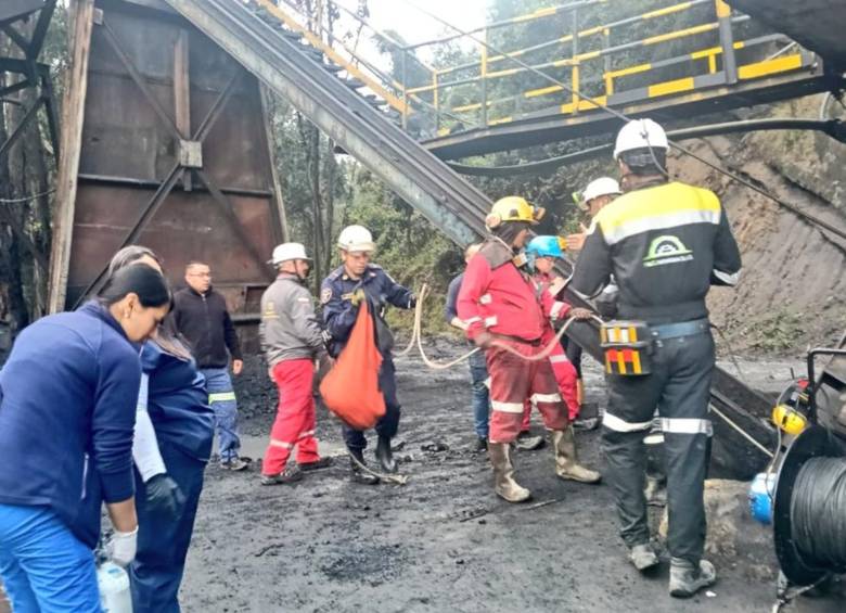 En el sector Peñas de Boquerón, el protocolo de rescate minero se encuentra en máxima marcha tras una explosión en la mina P3 Carbonera Los Pinos. FOTO: Tomada de redes sociales @JorgeEmilioRey