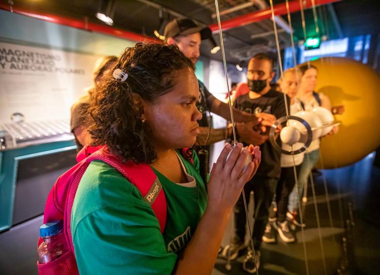 El club de astronomía para ciegos de El Planetario se llama El Ojo sonoro. Fotos Carlos Velásquez