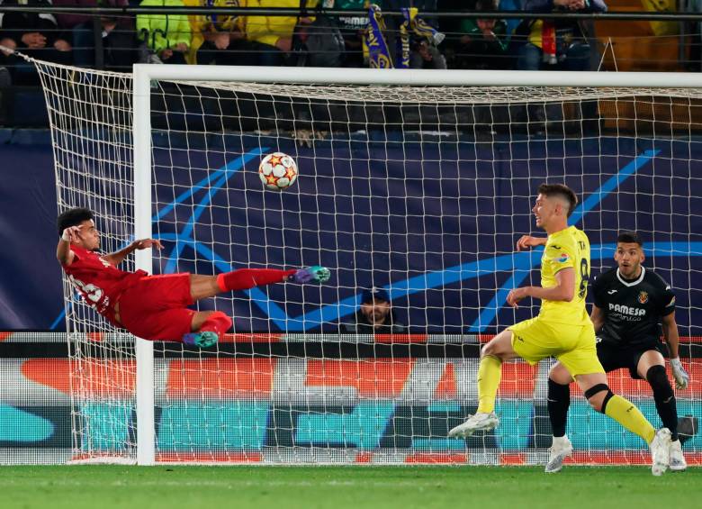 En la imagen, una de las espectaculares maniobras de Luis Díaz en el partido de vuelta de la semifinal de Champions frente al Villarreal.FOTO Getty