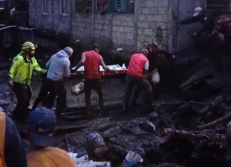 El deslizamiento de tierra en el centro de México dejó como saldo hasta el momento un niño muerto y 12 personas atrapadas que no han podido ser rescatadas. FOTO: PROTECCIÓN CIVIL DEL ESTADO DE MEXICO