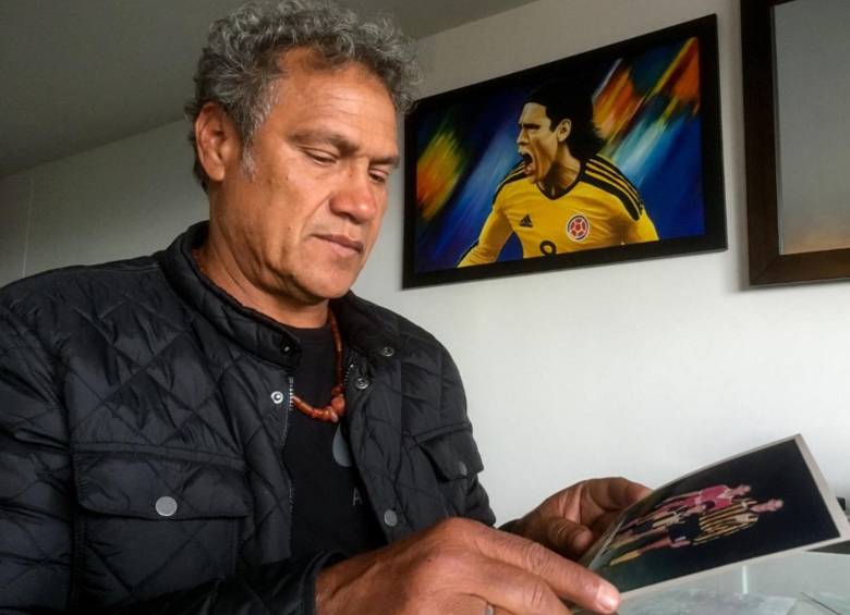 Radamel García, padre de Falcao García, viendo algunos recuerdos fotográficos. FOTO: AFP 