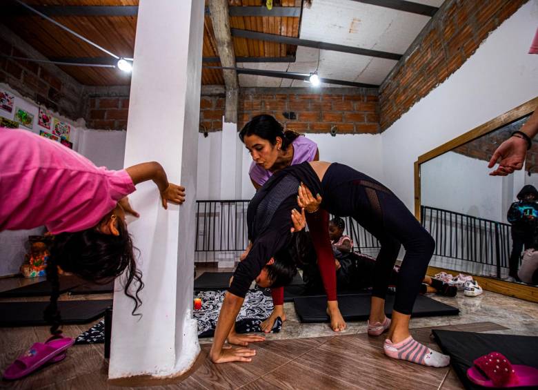 Los niños reciben clases de dibujo y yoga en un salón alquilado expresamente para ello. Grupos de baile del sector también lo utilizan <b> </b>FOTO<b> Carlos Velásquez </b>
