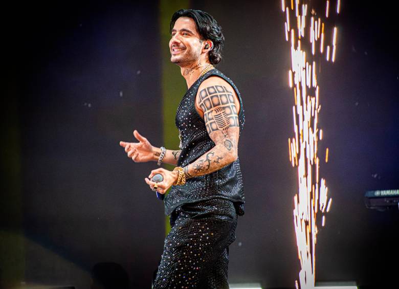 Carlos Torres ha mantenido los tatuajes de su personaje Charly Flow para la gira. Son pintados para la serie.