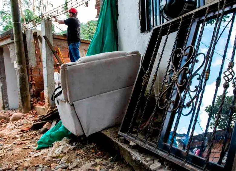 Alejandro Vargas, uno de los afectados de las demoliciones de este miércoles, contó que por lo menos 500 personas están en el limbo después de las demoliciones, colapsos y órdenes de evacuaciones. Aseguró que la comunidad ha sido violentada por parte de los funcionarios de la alcaldía y la fuerza pública. Fotos: Julio César Herrera
