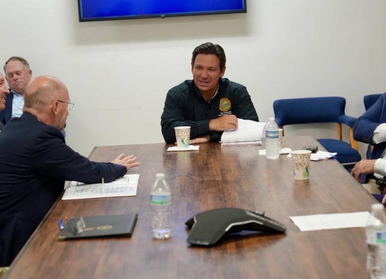 El gobernador republicano de Florida, Ron DeSantis, reunido con su equipo de trabajo. FOTO: Tomada de redes sociales @GovRonDeSantis
