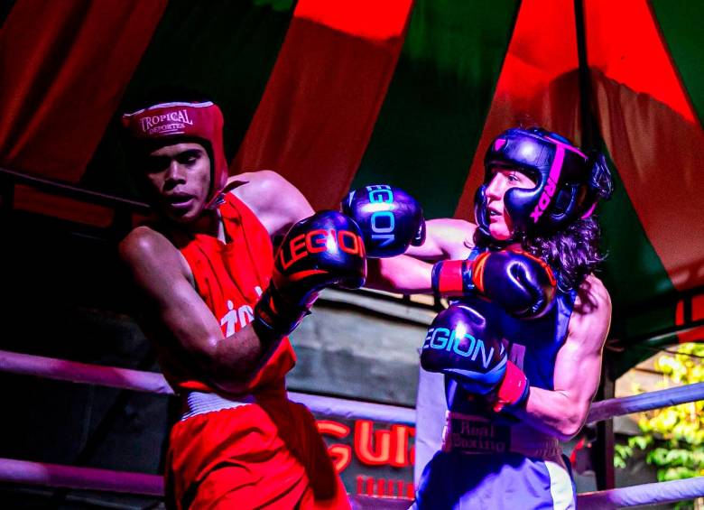 La última velada de boxeo organizada por MMA Colombia tuvo lugar en Tacos el Tigre, el pasado sábado 17 de marzo, con 11 peleas programadas, 10 masculinas y una femenina. Fotos Carlos Velásquez. 