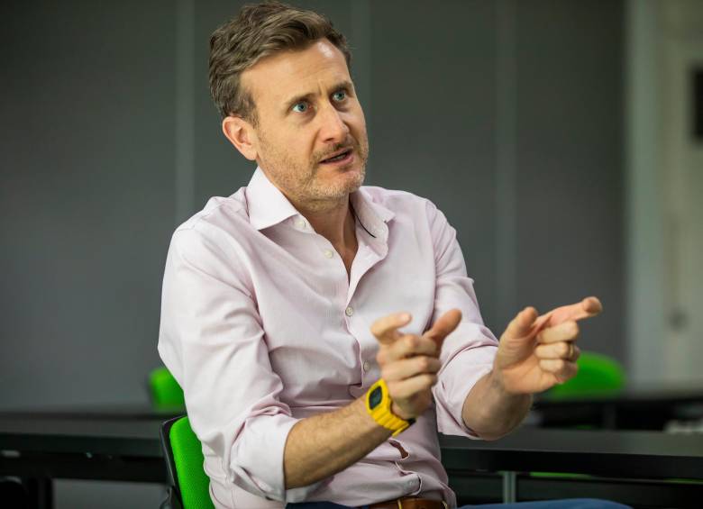 El embajador George Hodgson revisó en Medellín los programas de cooperación que acompaña el Reino Unido. FOTO CARLOS VELÁSQUEZ