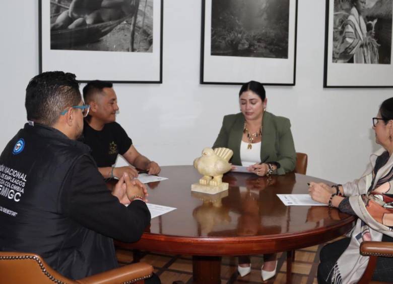 La bancada sindical conformada por OSEMCO y UNASEMIGC-MRE en conversaciones con personal de la Cancillería. FOTO: Cortesía Migración Colombia