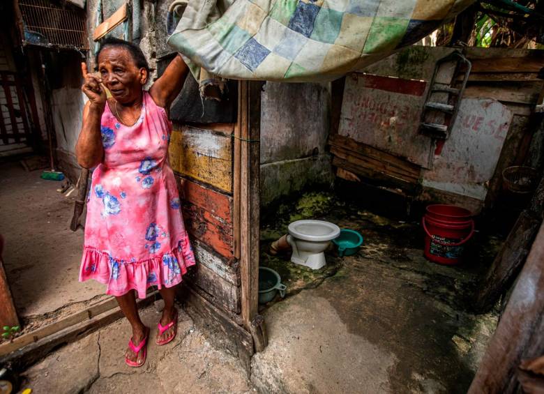 Esperanza Salgado denuncia que la mala calidad del sistema de alcantarillado de Arboletes provoca daños en su casa y hace que se devuelva el agua de su baño. FOTO CARLOS VELÁSQUEZ