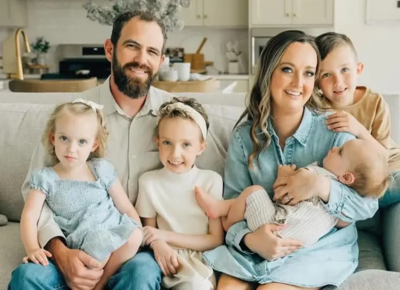 Brielle, de 9 años (la de la mitad con vestido blanco) junto con su familia. FOTO: Tomada de redes sociales @briestrongerthancancer