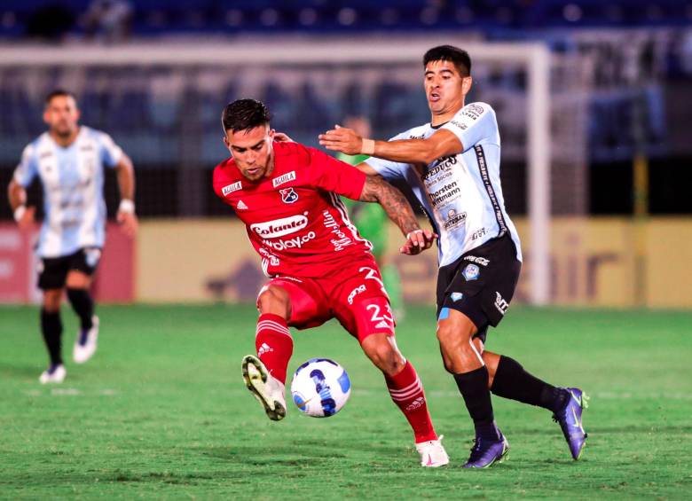 El volante uruguayo Javier Méndez ha disputado este semestre doce partidos con el conjunto rojo. FOTO cortesía conmebol