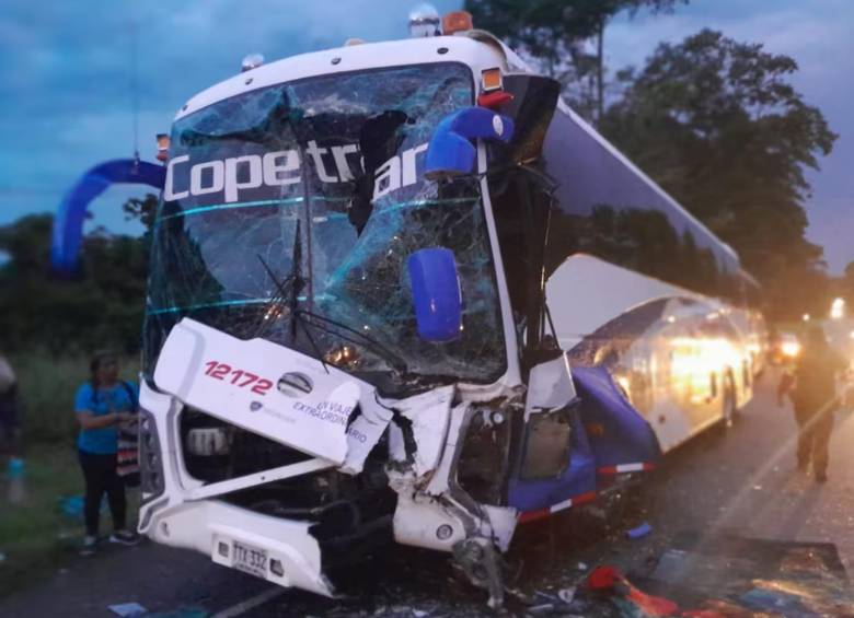 Así quedó el frente de uno de los buses del siniestro. Este es el de la empresa Copetrán. FOTO: COLPRENSA / VANGUARDIA