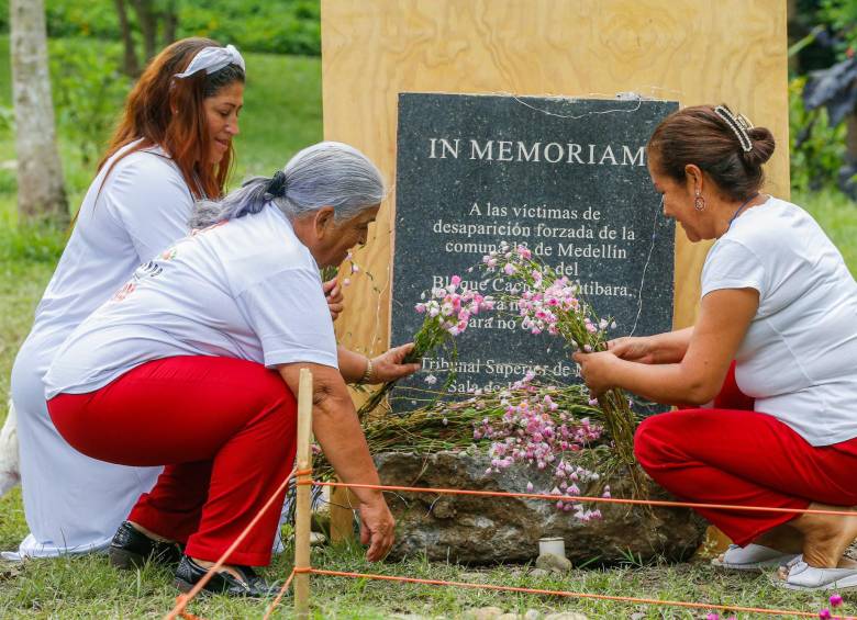 Las víctimas buscan que la placa conmemorativa sea protegida. FOTO: ESNEYDER GUTIÉRREZ