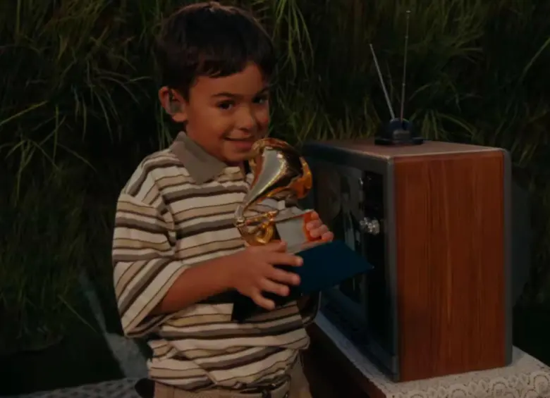La imagen del niño que recibió el gramófono de manos de Bad Bunny durante su show en el medio tiempo del Super Bowl. FOTO: Captura de video NFL