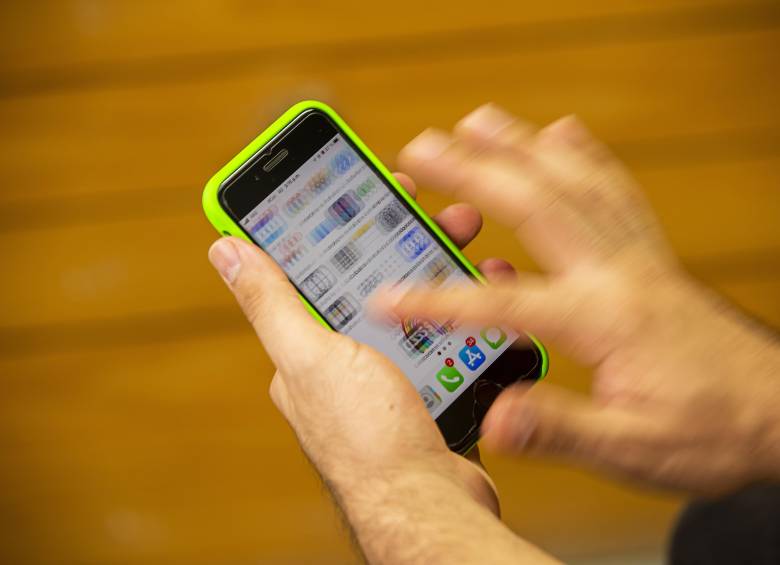 Descargue solo desde tiendas oficiales: evite instalar apps desde enlaces de WhatsApp, SMS o redes sociales. FOTO: Archivo EL COLOMBIANO, Carlos Velásquez