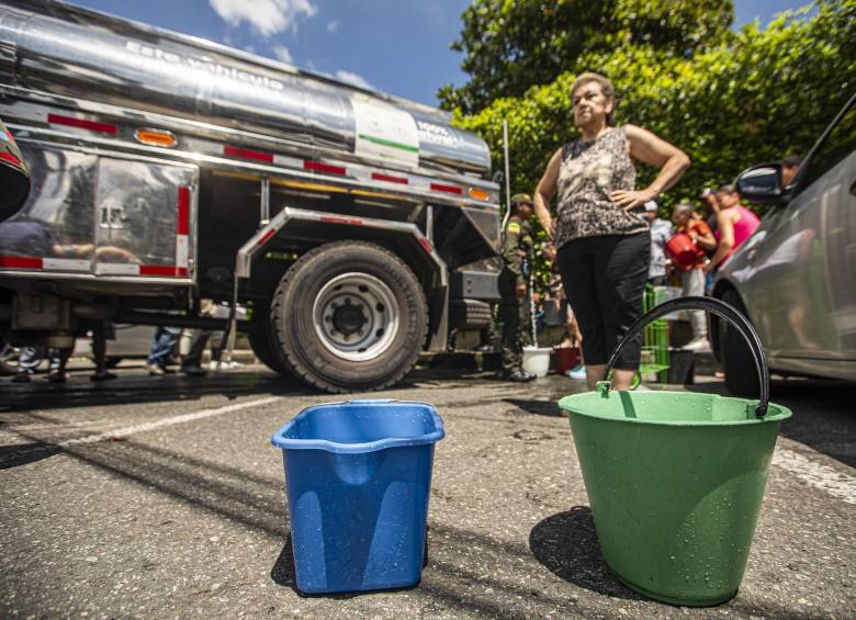 Mientras se restablece el servicio, EPM informó que estará suministrando agua potable a la comunidad a través de tres carrotanques. FOTO: Carlos Velásquez