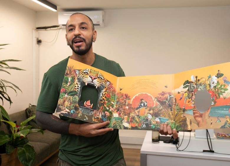 Carlos Ortiz muestra el diseño completo de Karma, que le valió un premio Grammy Latino en 2024. FOTO Esneyder Gutiérrez.
