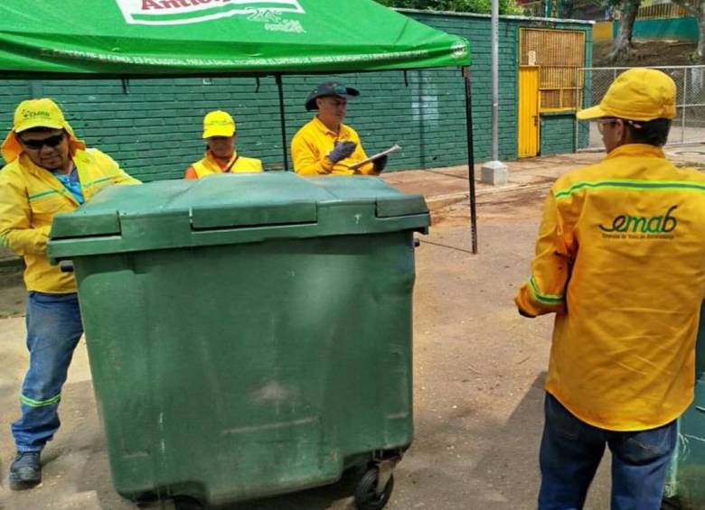 Referencia de que así son los uniformes de la Empresa de Aseo de Bucaramanga. FOTO: EMAB