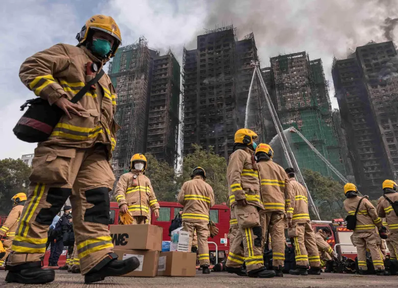 Los bomberos hicieron presencia en la zona de la emergencia. FOTO: AFP.