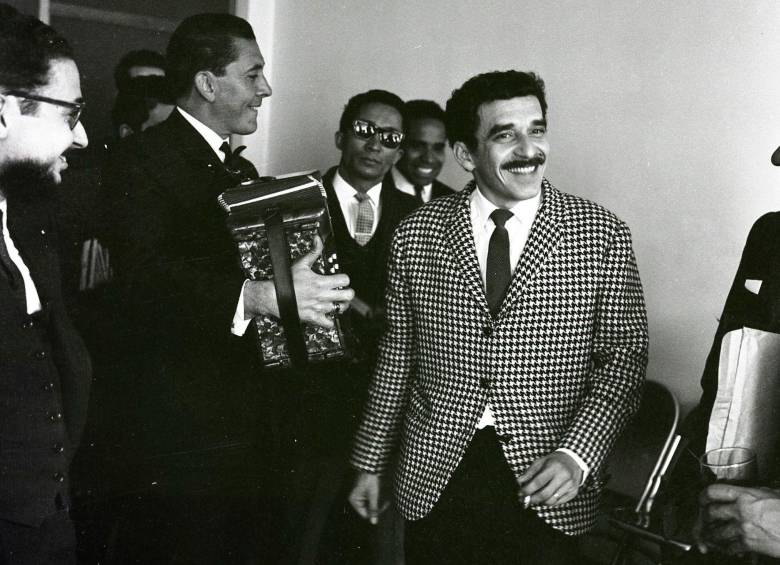 Homenaje de Letras Nacionales a Gabriel García Márquez en 1967, el año de la publicación de Cien años de soledad. El libro hizo al colombiano una figura continental . FOTO Fondo Nereo López/ cortesía biblioteca nacional.