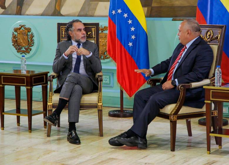 El embajador de Colombia en Venezuela, Armando Benedetti, se reunió con el diputado venezolano Diosdado Cabello. FOTO cortesía