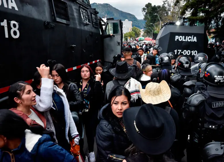 La UNDMO (antiguo ESMAD) tuvo que intervenir para dispersar a la gente y recuperar la normalidad a las afueras del Movistar Arena donde se llevó a cabo el homenaje a Yeison Jiménez. FOTO: Colprensa