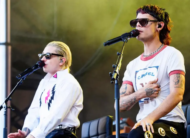 Ca7riel y Paco Amoroso en medio de un concierto. FOTO: Getty
