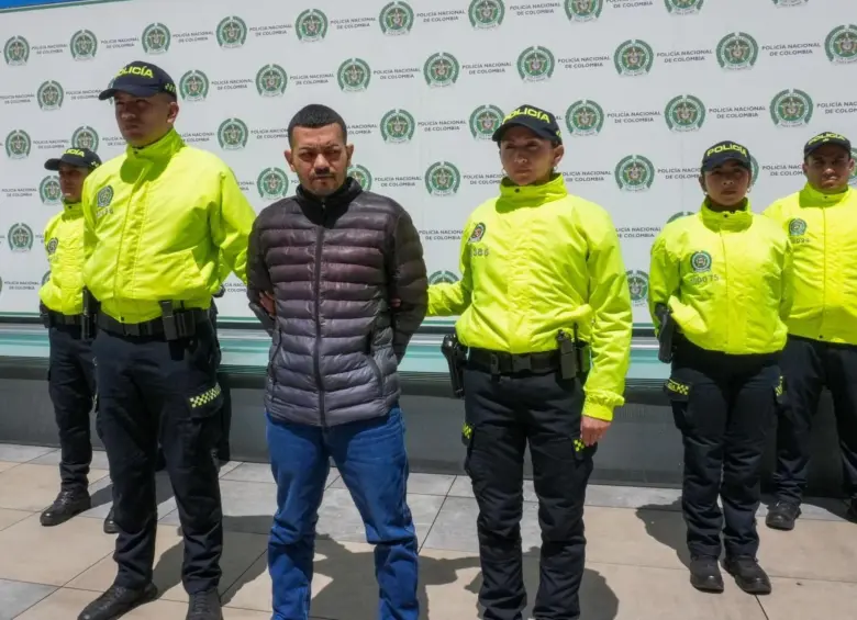 Diligencia judicial contra Elder José Arteaga Hernández, alias El Costeño, señalado de liderar atentado contra Miguel Uribe. FOTO: POLICÍA NACIONAL