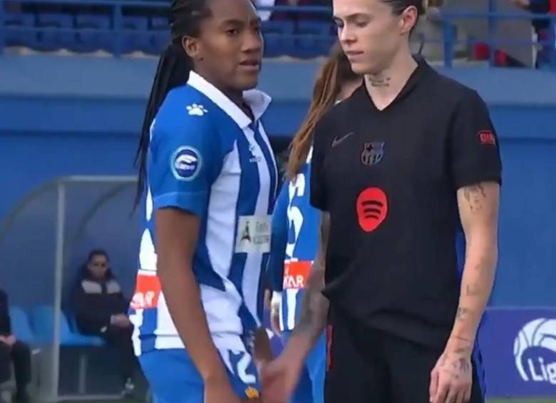 La jugadora colombiana del Espanyol, Daniela Caracas, y la defensa del Barcelona, Mapi León, al momento de tener su controvertido encuentro en la cancha. FOTO: CAPTURA DE VIDEO