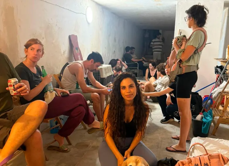 Miles de personas se refugiaron en los búnkeres que hay en las diferentes ciudades de Israel para protegerse de los misiles. FOTO: Tomada de X @Israel_Avia