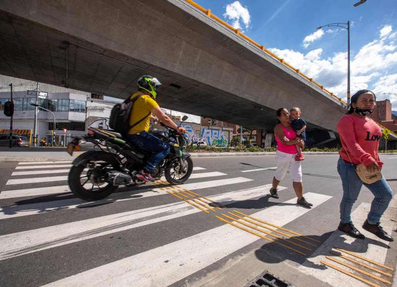 La falta de cultura de conductores y peatones agrava la situación. Carros y motos pasan a altas velocidades y no frenan en las cebras, donde el peatón tiene la prioridad. FOTO carlos velásquez