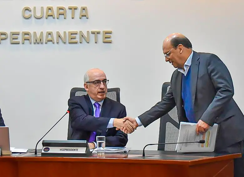 El gerente del Banco de la República, Leonardo Villar (sentado) y el ministro de Hacienda, Germán Ávila, estuvieron en un debate de control político en la Comisión Cuarta de la Cámara. FOTO MinHacienda