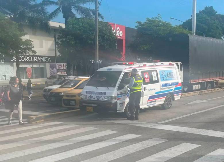 Esta es la ambulancia que fue sorprendida transportando pasajeros como si fuera un transporte colectivo en Cali. FOTO: Cortesía Secretaría de Movilidad de Cali