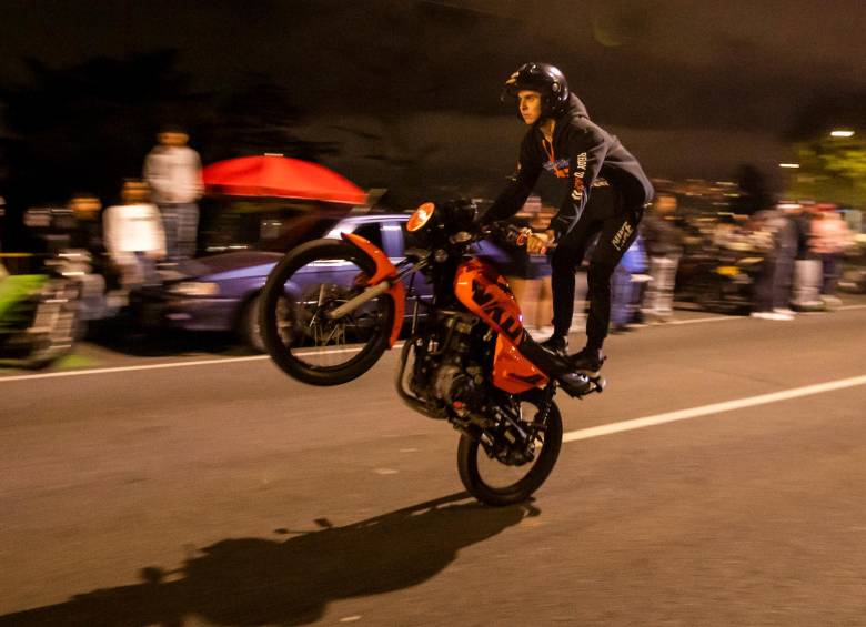 Un segmento de unos 700 metros cerca del segundo mirador de Las Palmas cambia de función por unas horas y se transforma en pista, autódromo y escenario de exhibición de motocicletas. Foto: Carlos Velásquez
