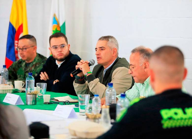 El gobernador Andrés Julián Rendón regresaba del consejo de Seguridad en Yarumal con el secretario de Seguridad de Antioquia, general (r) Luis Eduardo Martínez y otros funcionarios cuando se presentó la alerta del sobrevuelo de varios drones sobre el helicóptero institucional. FOTO: CORTESÍA